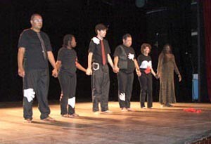 2-grupo-de-teatro-os-nomades-se-apresenta-na-mostra02-300x205.jpg